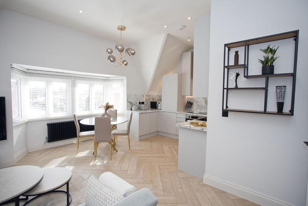 Ultra Stylish Apt Set In An Affluent Location Poole Εξωτερικό φωτογραφία