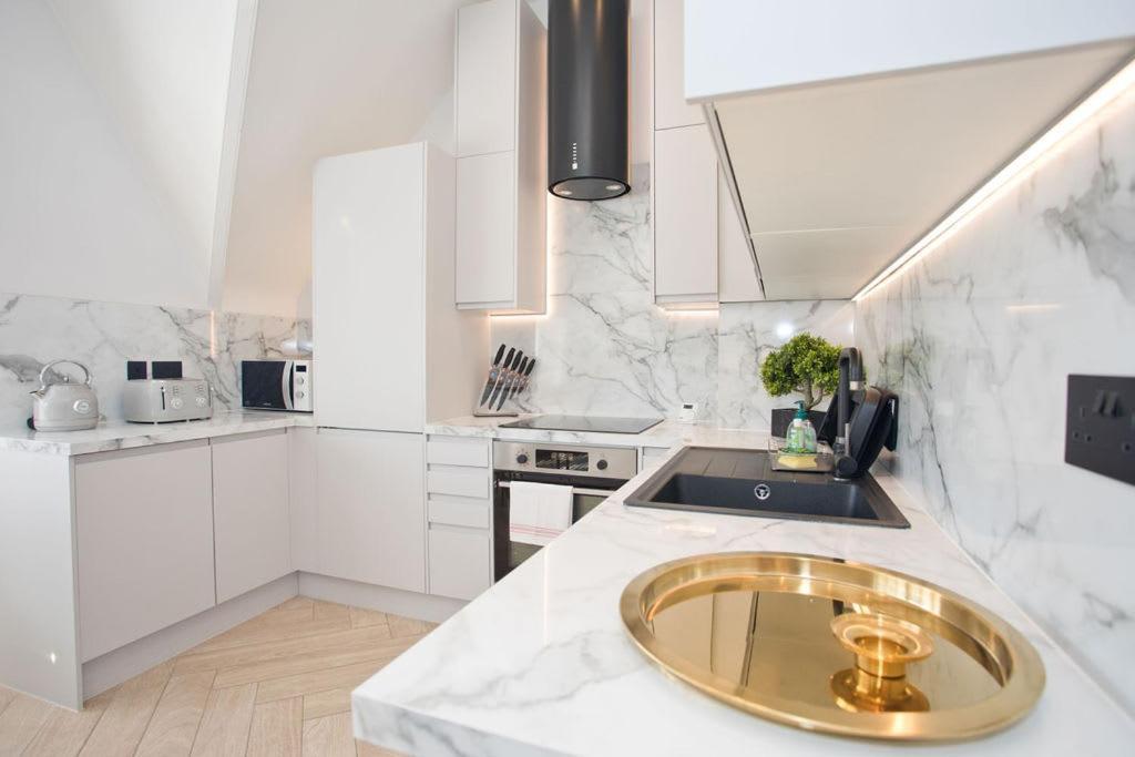 Ultra Stylish Apt Set In An Affluent Location Poole Εξωτερικό φωτογραφία