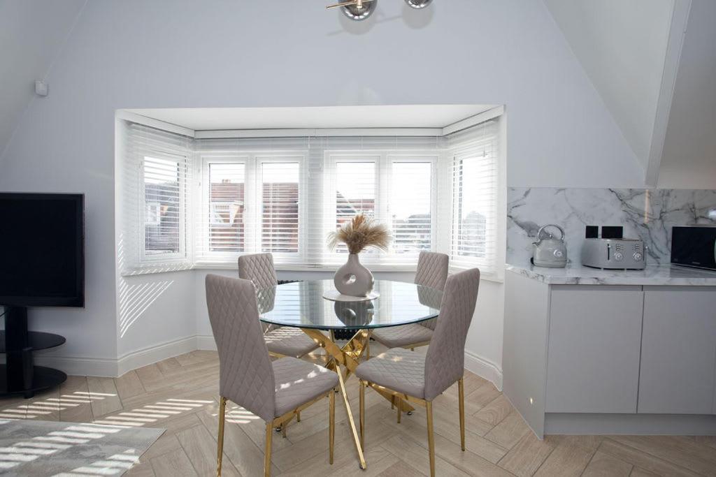 Ultra Stylish Apt Set In An Affluent Location Poole Εξωτερικό φωτογραφία