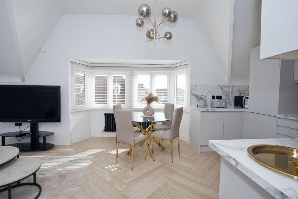 Ultra Stylish Apt Set In An Affluent Location Poole Εξωτερικό φωτογραφία